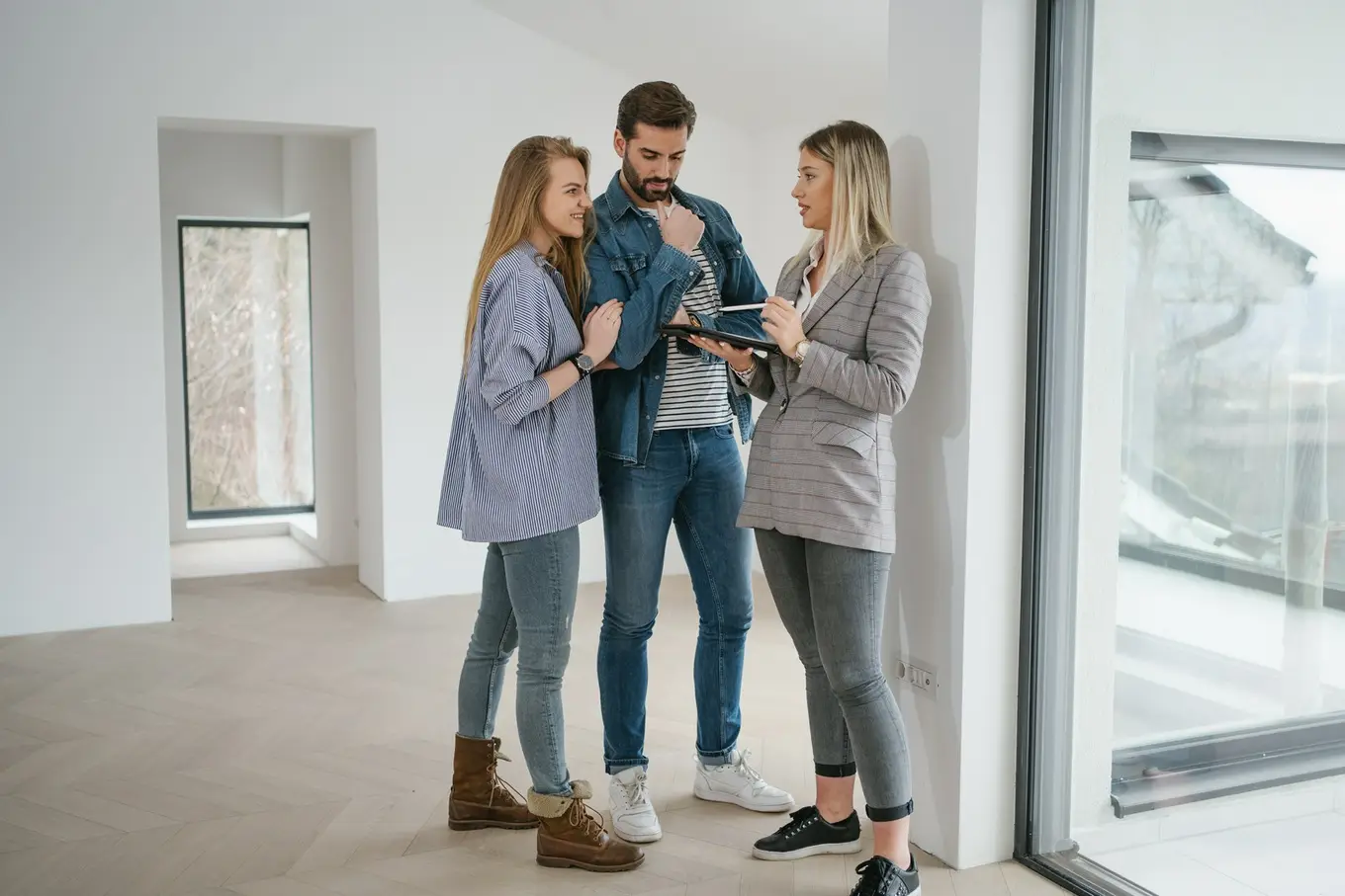 troje ludzi w pustym mieszkaniu